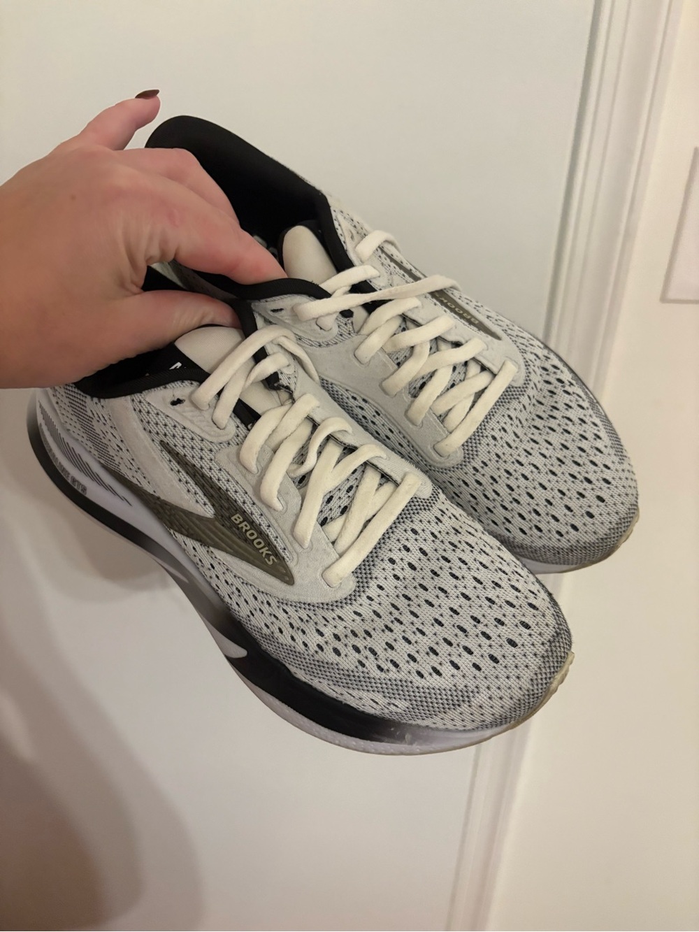 Brooks Adrenaline GTS Women’s Sneakers